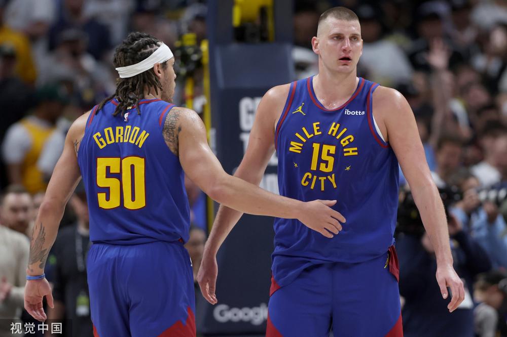 她在接受新 她在接受新