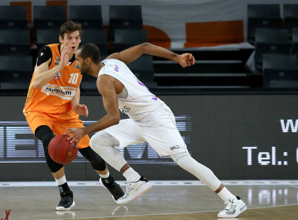 的表现令人 的表现令人